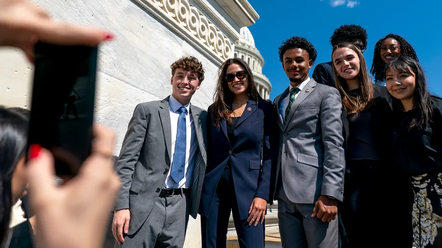 2028'de AOC mu? Demokratlar Heyecanlı ama Endişeli