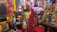 85 Yaşında Kendi Sanat Eserinde Yaşayan Kadın