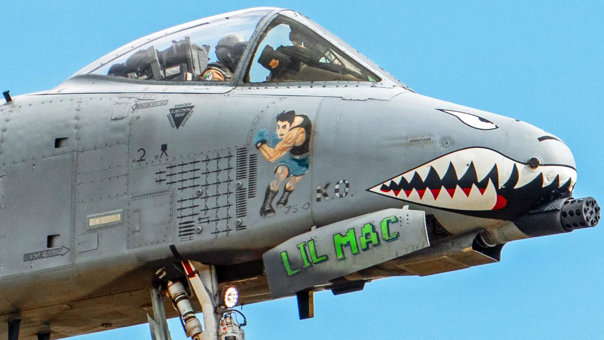 A-10 Warthoglar İngiltere’ye Ulaştı: Burun Sanatı ve Görev İşaretleriyle Dolu