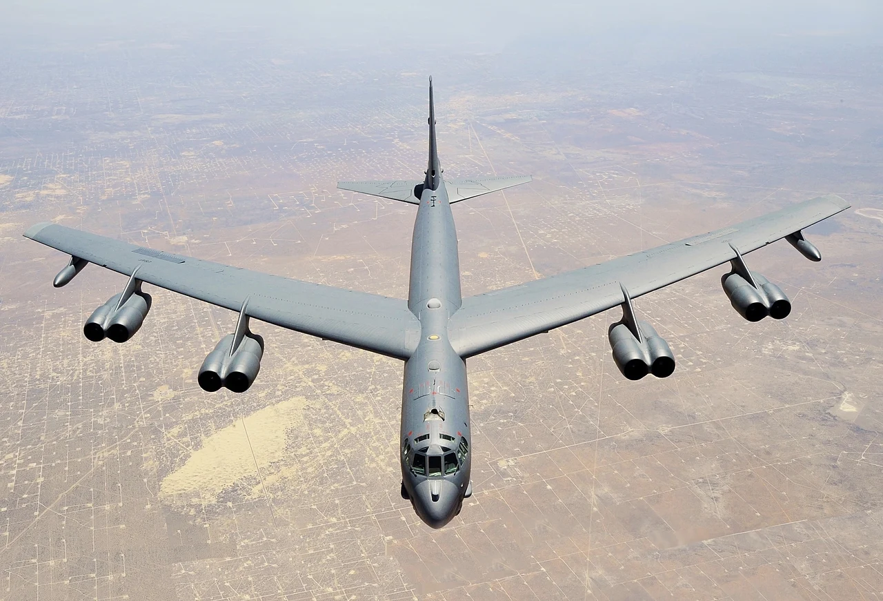 ABD B-52 bombardıman uçağı Kaliforniya'da düştü: Ölü ya da yaralı yok