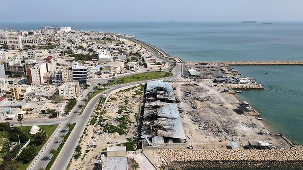 ABD bombardımanı İran'ı vurdu: Tahran ablukayı delmeye çalışan gemiyi durdurdu