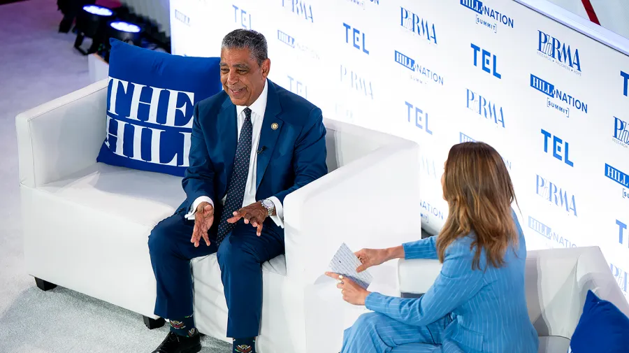 ABD'deki ilk kaçak göçmen vekil, ICE'ın kapatılmasını istedi