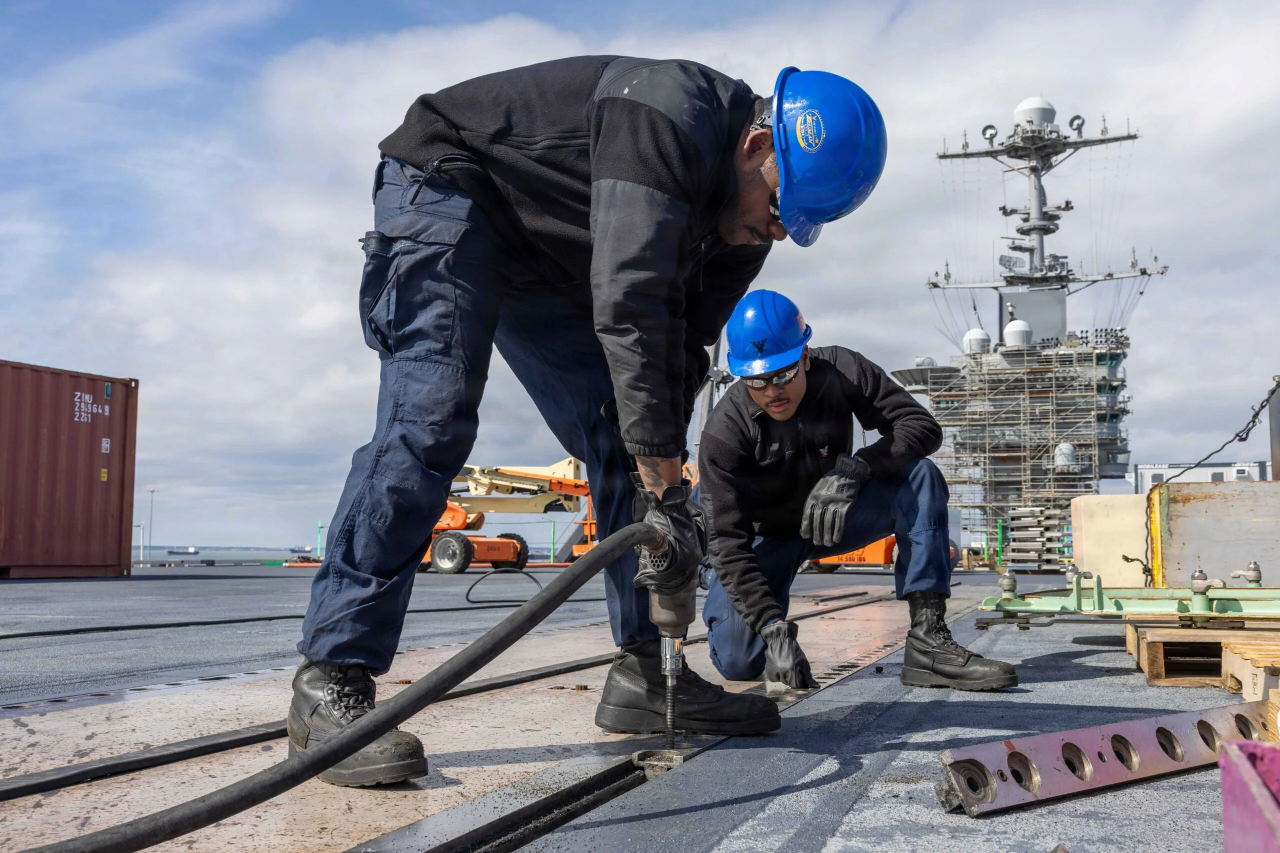 Navy, USS Truman Onarımında Denizcilerin İş Yükünü Hafifletiyor