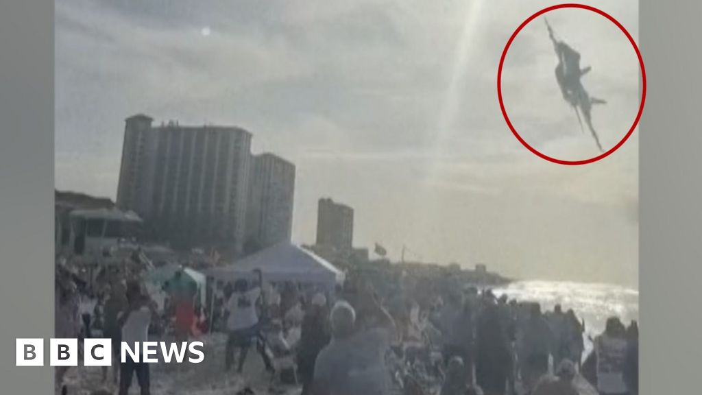 ABD Donanma jeti Florida sahilini alçak uçuşla şaşkına çevirdi