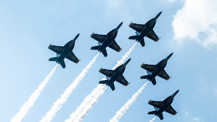 ABD Donanması Blue Angels gösterisinde panik: Şemsiyeler uçtu