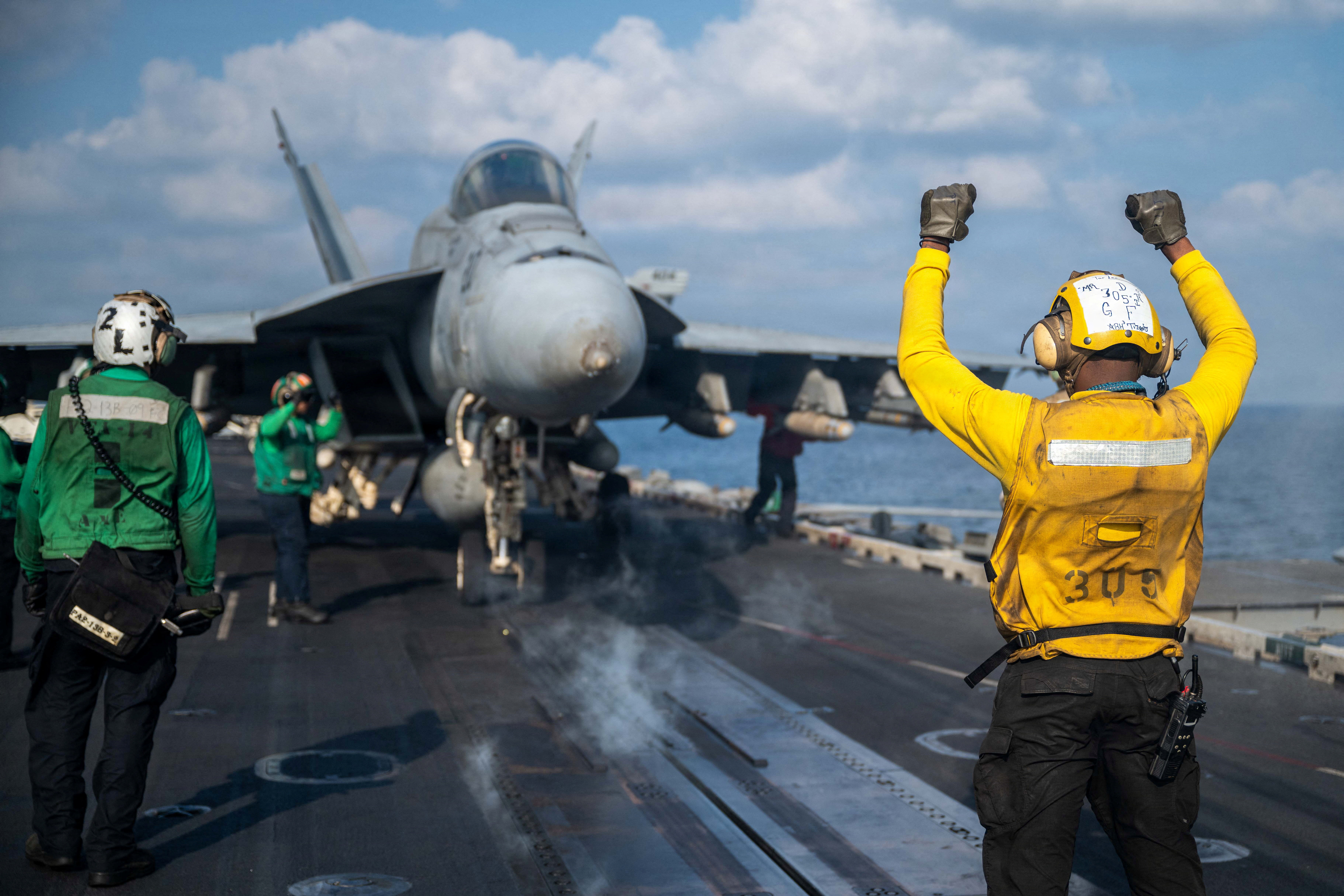 ABD Donanması F/A-18 Süper Hornet Umman Körfezi'nde Petrol Tankerini Vurdu