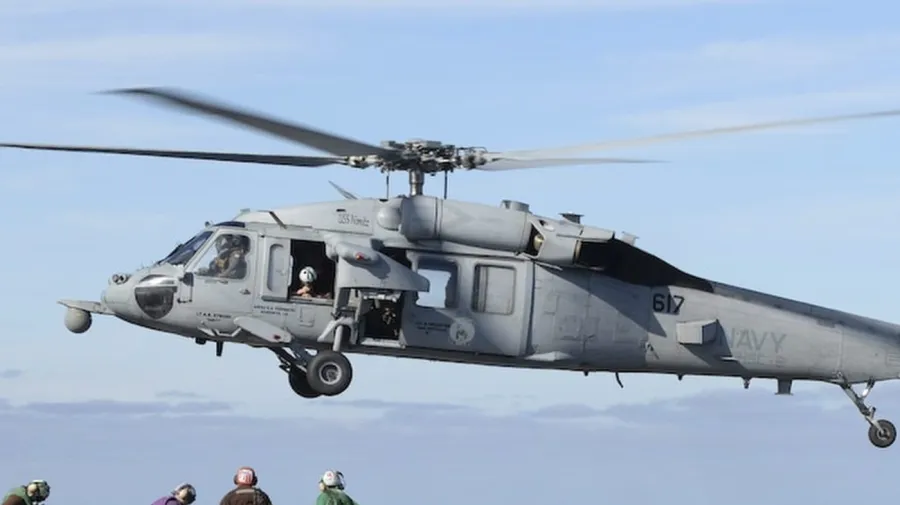 ABD Donanması helikopteri Arap Denizi'ne acil iniş yaptı, bir mürettebat kayıp