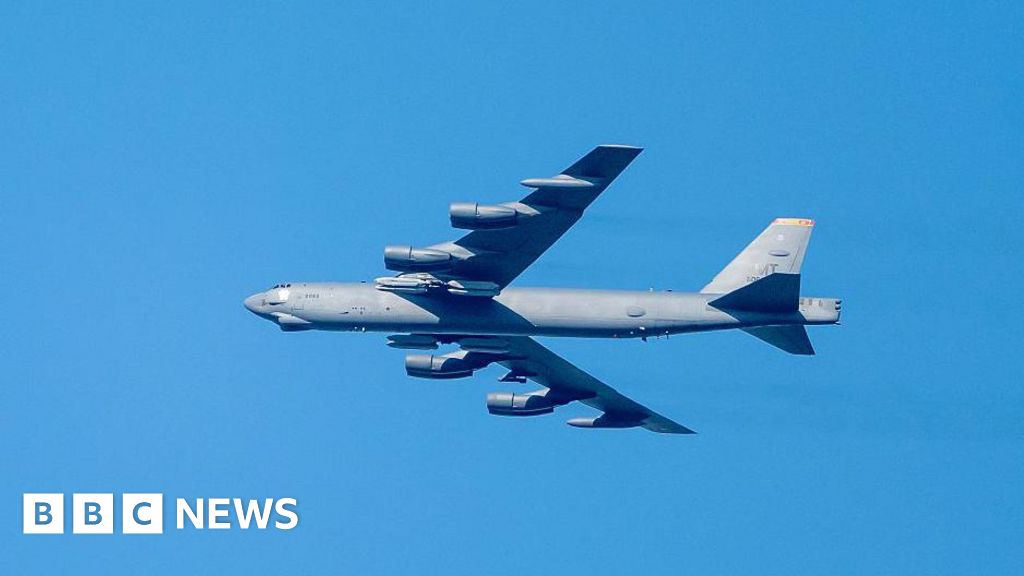 ABD Hava Kuvvetleri'ne ait B-52 bombardıman uçağı Kaliforniya'da kalkıştan sonra düştü