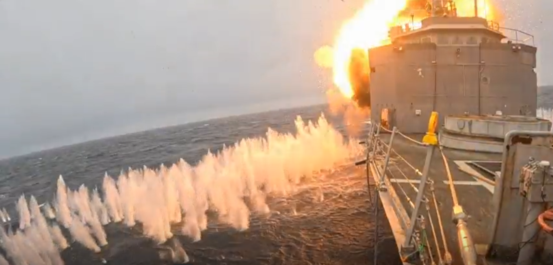 ABD ve İngiliz Donanması, USS Klakring'i Batırdı