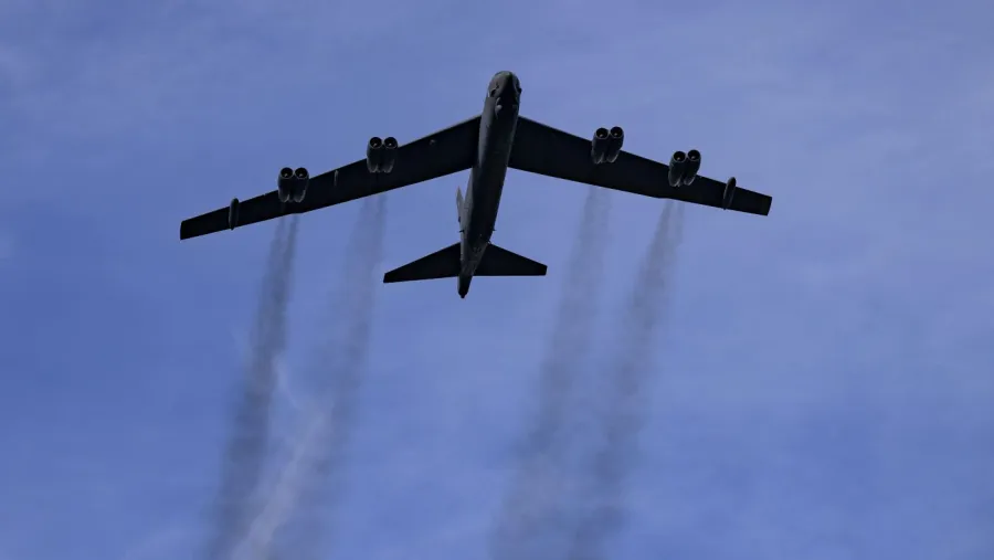 ABD'nin nükleer B-52 bombacısı Kaliforniya'da düştü