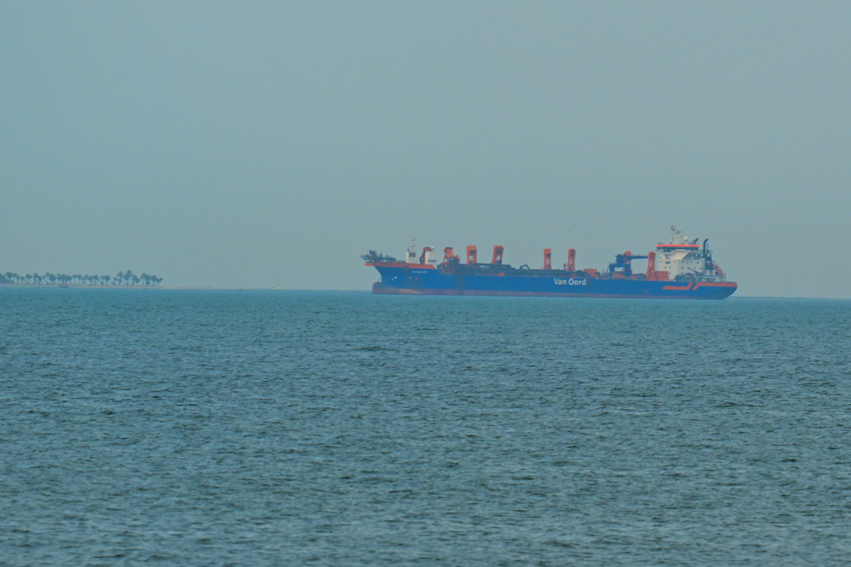 ADNOC'a ait gemi Hürmüz Boğazı'nda füze saldırısına uğradı