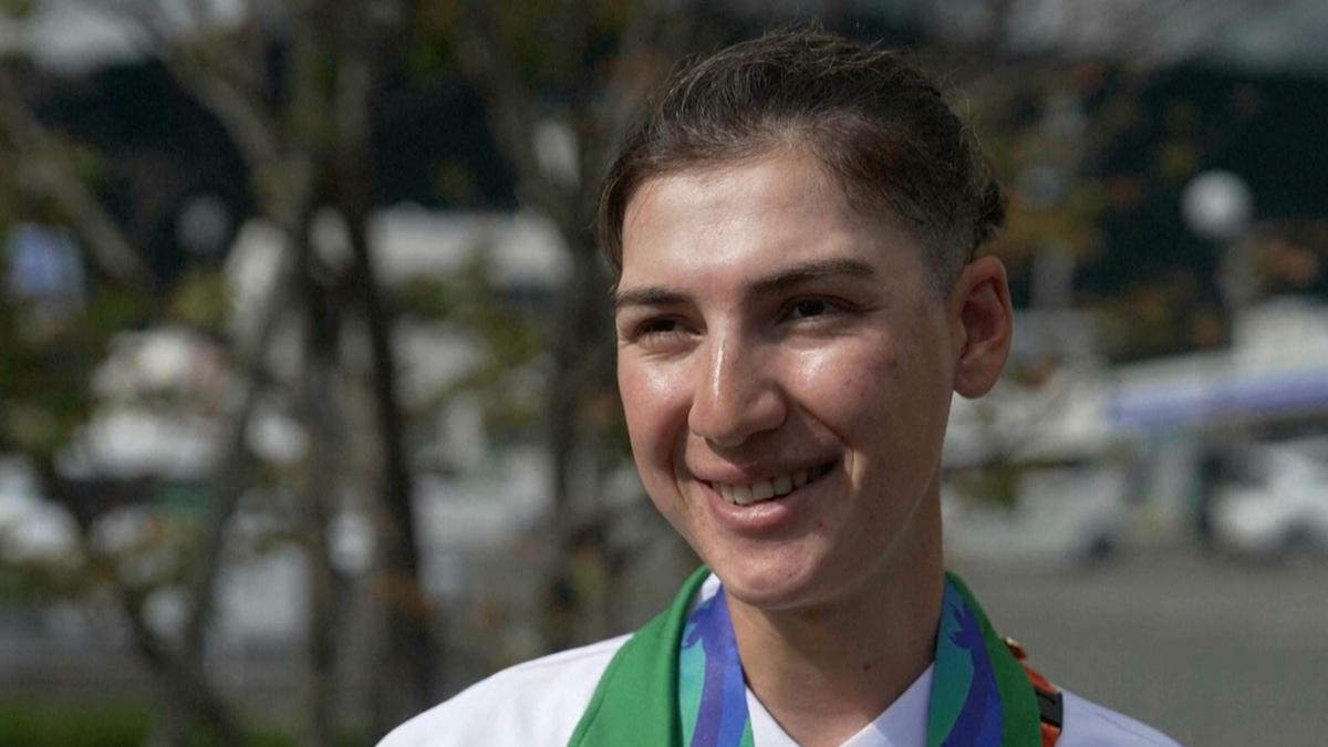 Afgan kadın bisikletçi, Asya Oyunları'nda gümüş madalya kazandı