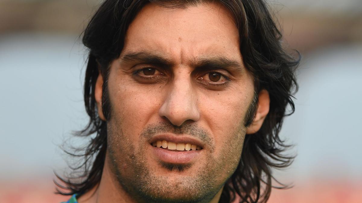 En büyük anını yaşatan o vuruş! Afgan kriket efsanesi Shapoor Zadran hayatını kaybetti