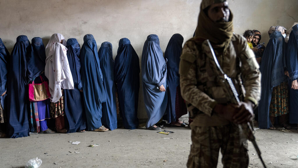 Afganistan'da kadınlar kamusal yaşamdan siliniyor