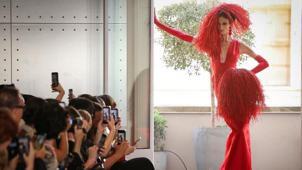 Afrikalı tasarımcı Imane Ayissi, Paris haute couture sahnesinde lüksü yeniden tanımlıyor