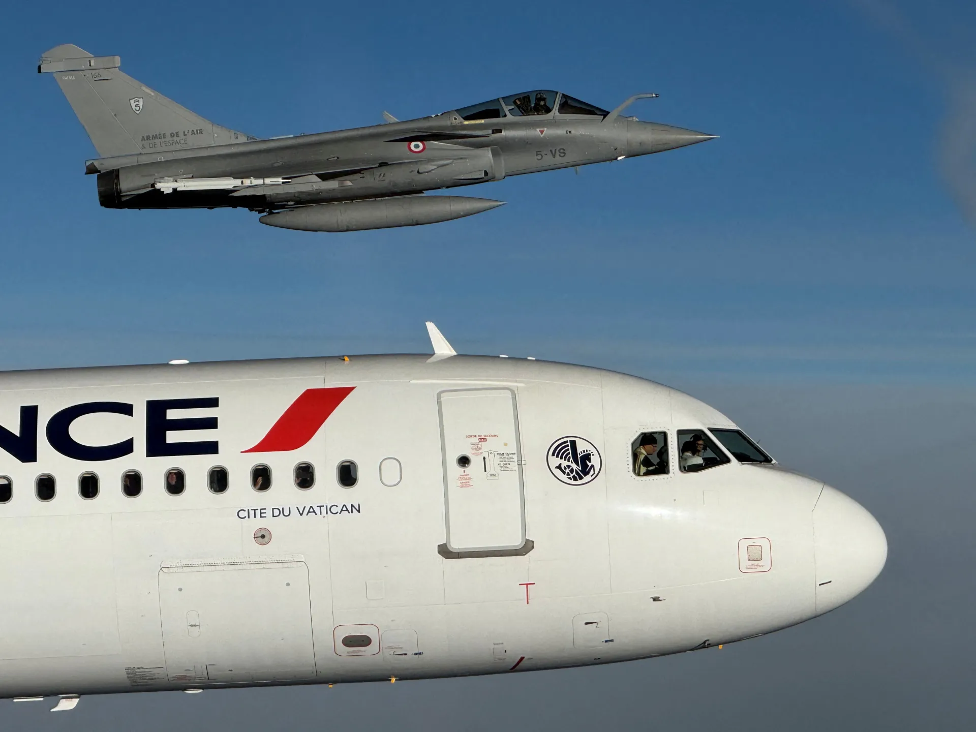 Air France, İsrail'in mürettebat yasağına uyacağını açıkladı