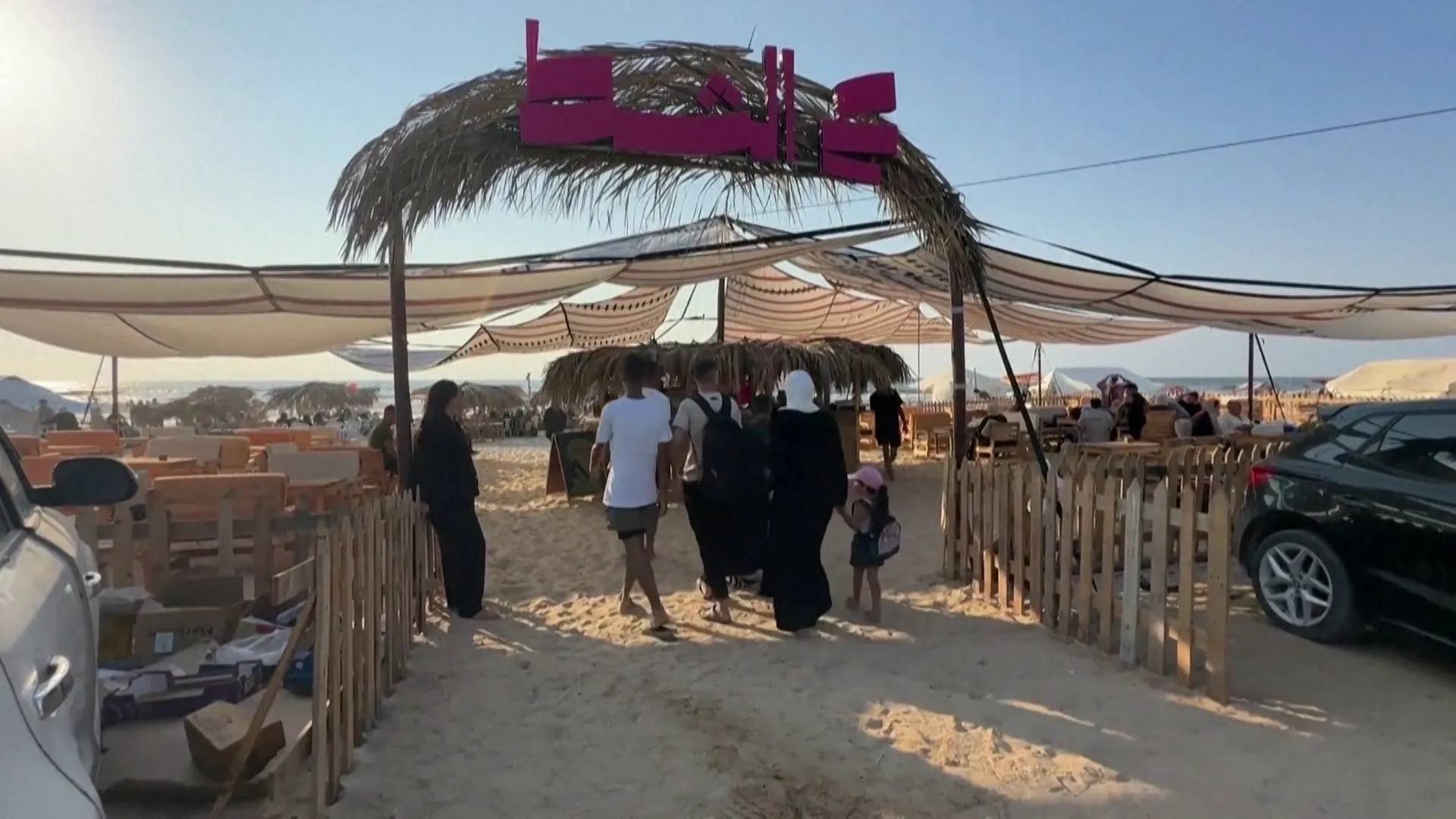 Al Jazeera muhabiri Gazze'de plaj kafesi açtı