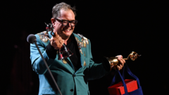 Alan Carr, Ulusal Televizyon Ödülleri'nde gözyaşlarını tutamadı