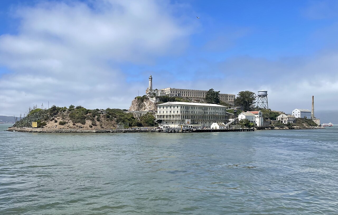 Alcatraz Adası açıklarında tekne yangını: 1 kişi kayıp, 17 kişi kurtarıldı