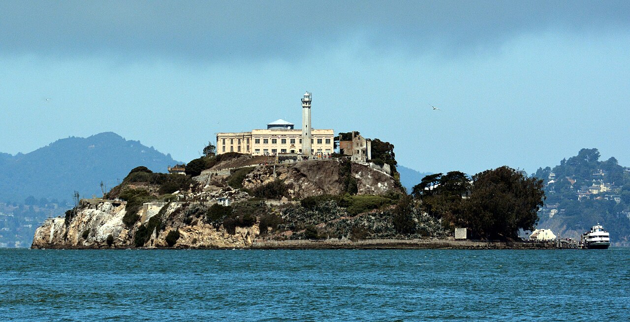 Alcatraz Adası açıklarında tekne yangını: 1 ölü, 17 kurtarıldı