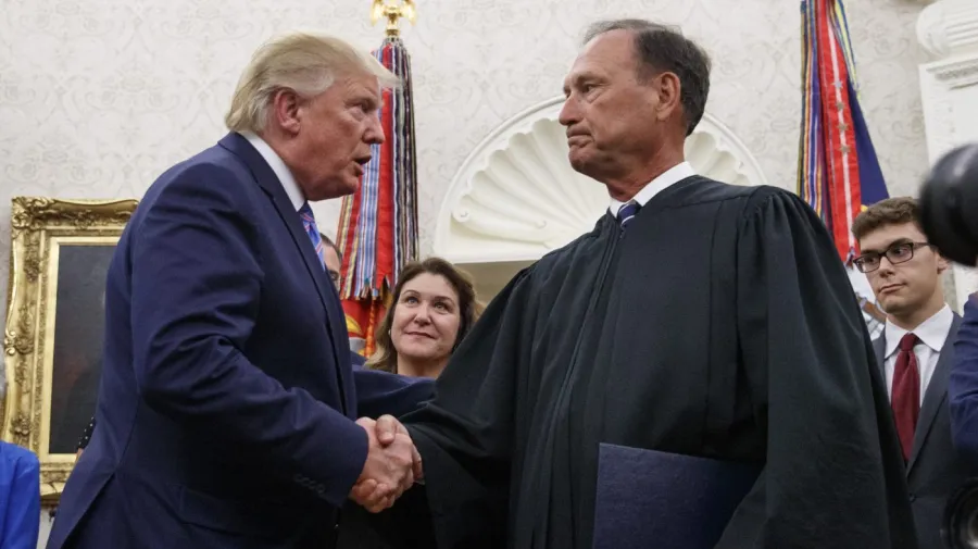 Alito: Trump'ın Övgülerini ve Yargıç Eleştirilerini Aklımdan Çıkarıyorum