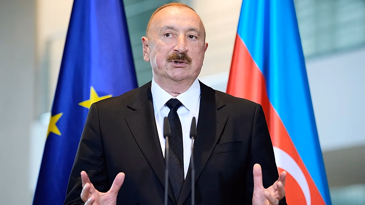 Aliyev: Rus ve Alman eski yetkililer Bakü'de Ukrayna için buluştu