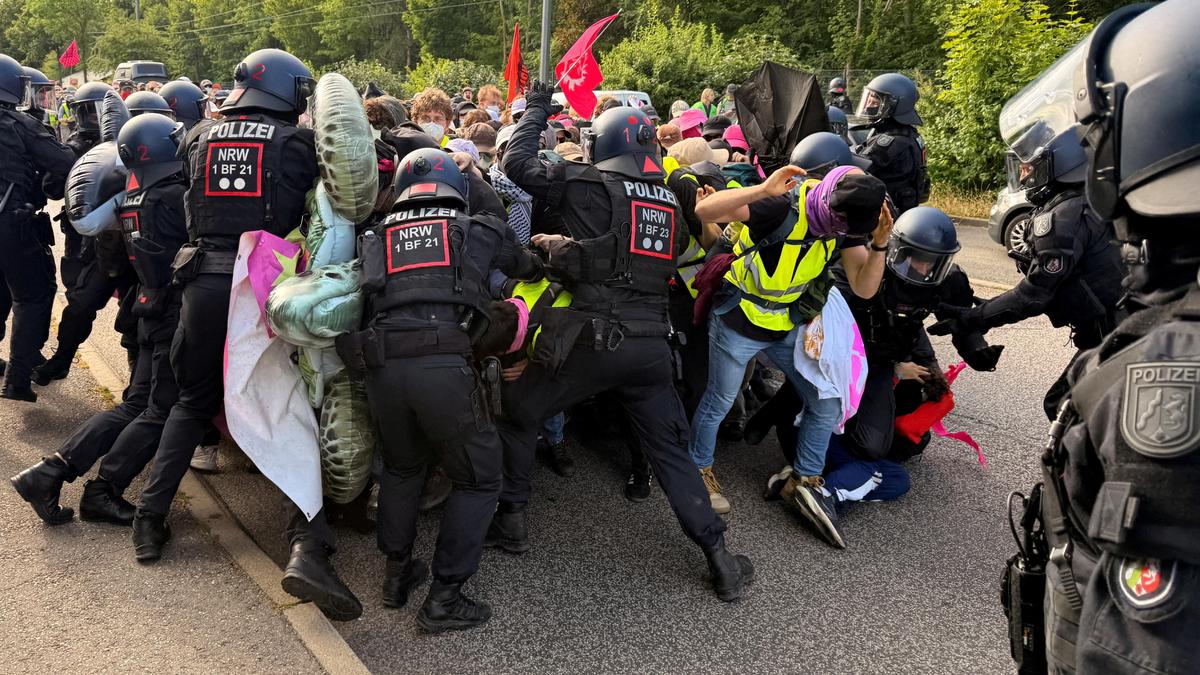Almanya'da AfD Kongresinde Polis ile Göstericiler Çatıştı
