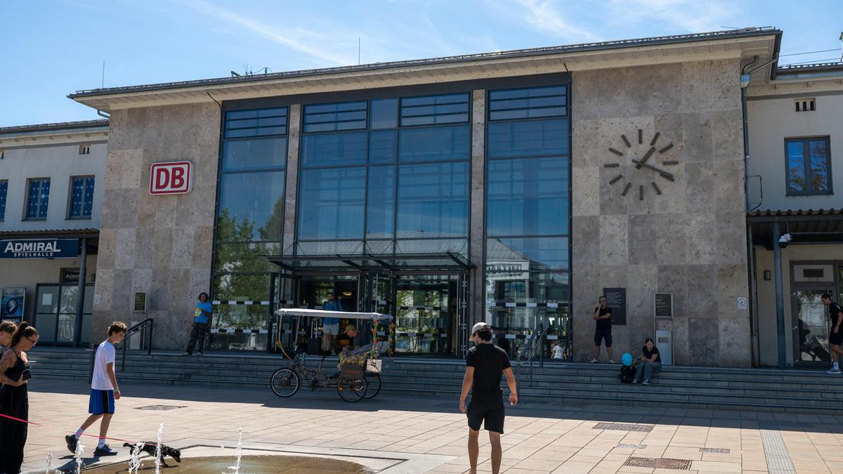 Almanya'da Tren İstasyonunda Kadına Bıçaklı Saldırı: Bir İngiliz Hayatını Kaybetti