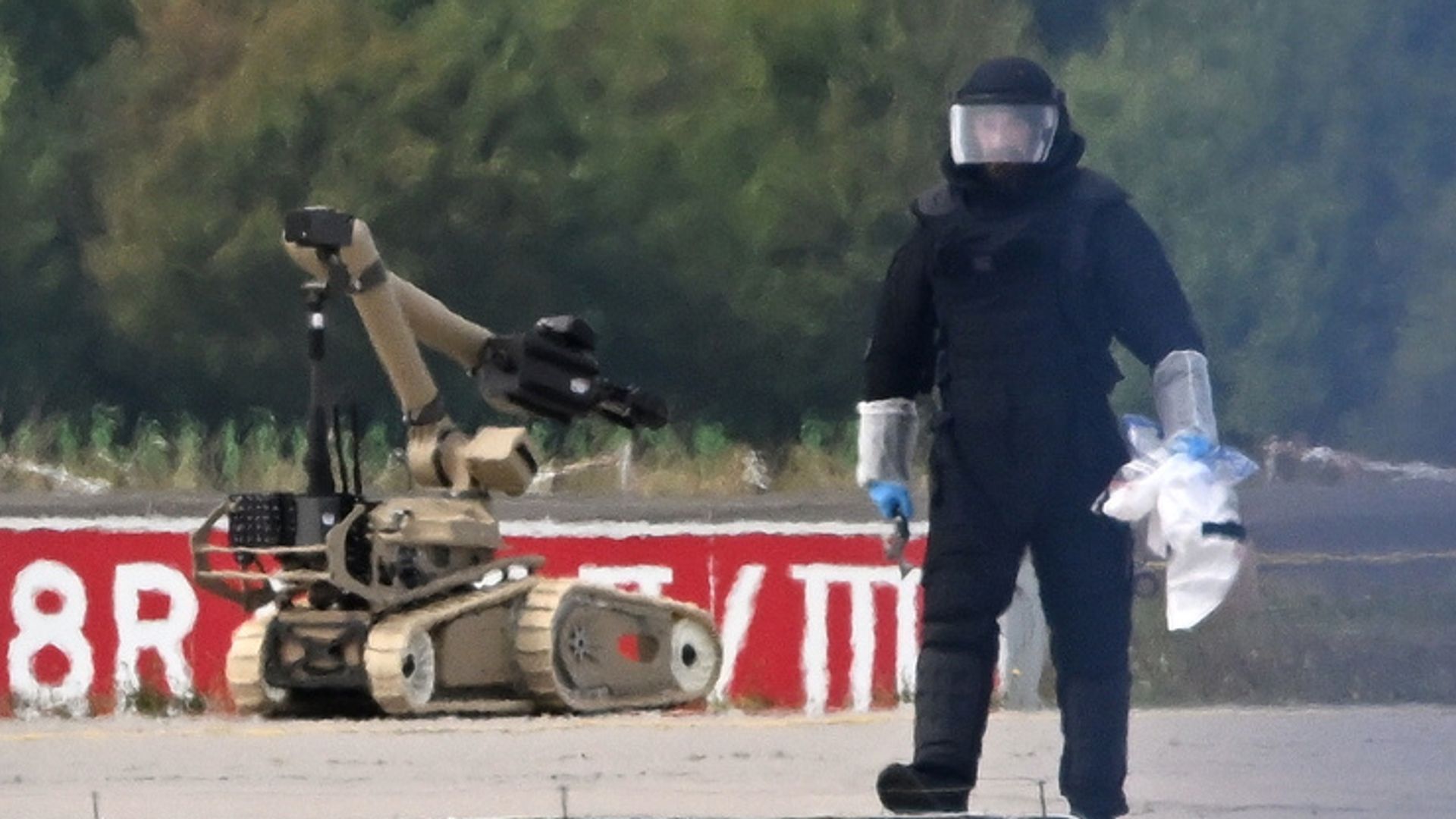 Almanya'da Ukrayna uçağının yakınında patlayıcılı drone bulundu