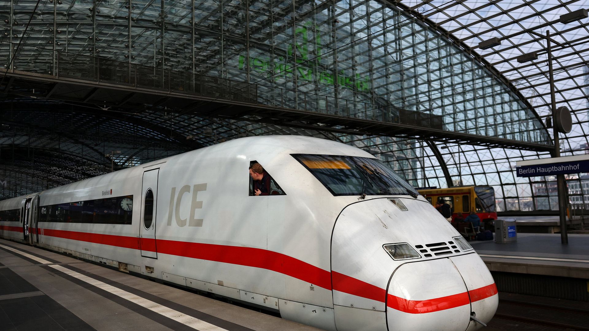 Almanya'da tren seferleri iletişim sistemi arızasıyla durdu
