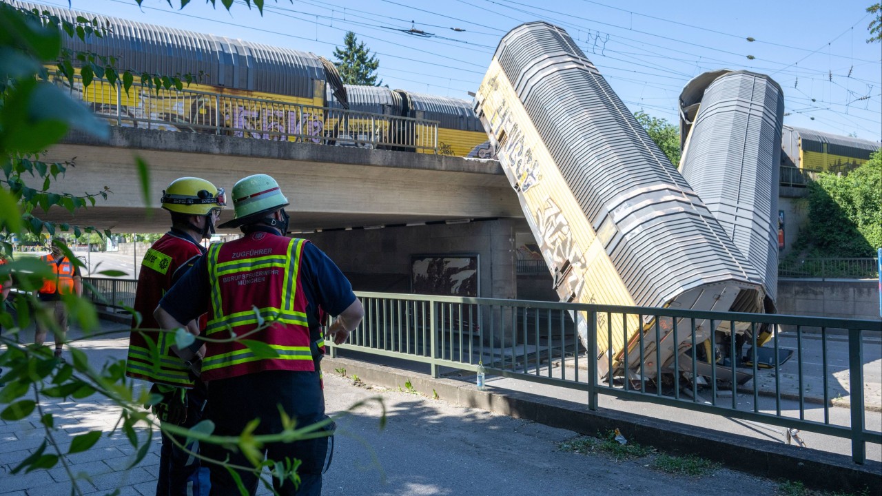 Almanya'da Yük Treni Köprüden Düştü: 1 Ölü