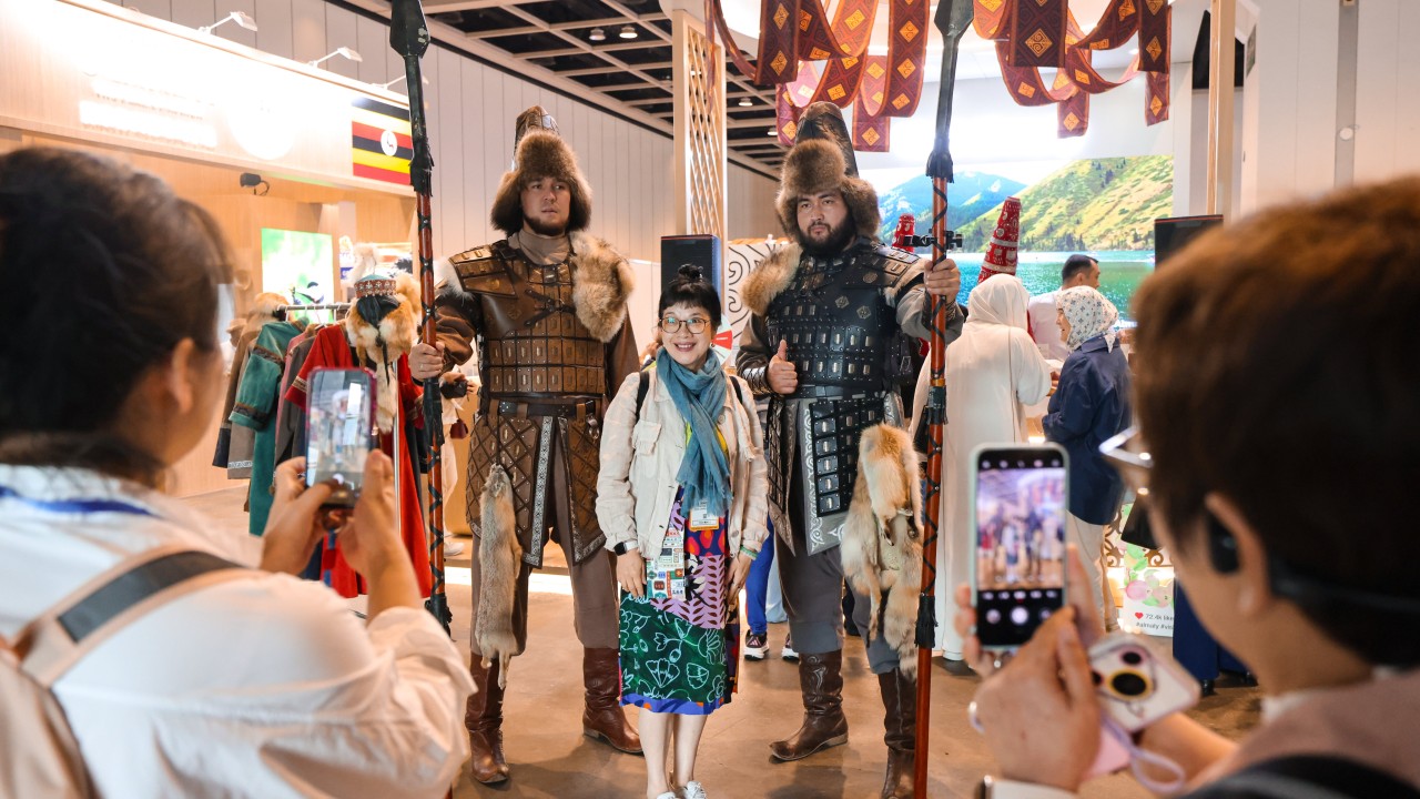 Almatı'dan Uzaya: Kazakistan Hong Konglu Turistlere Roket Fırlatma Turu Sunuyor