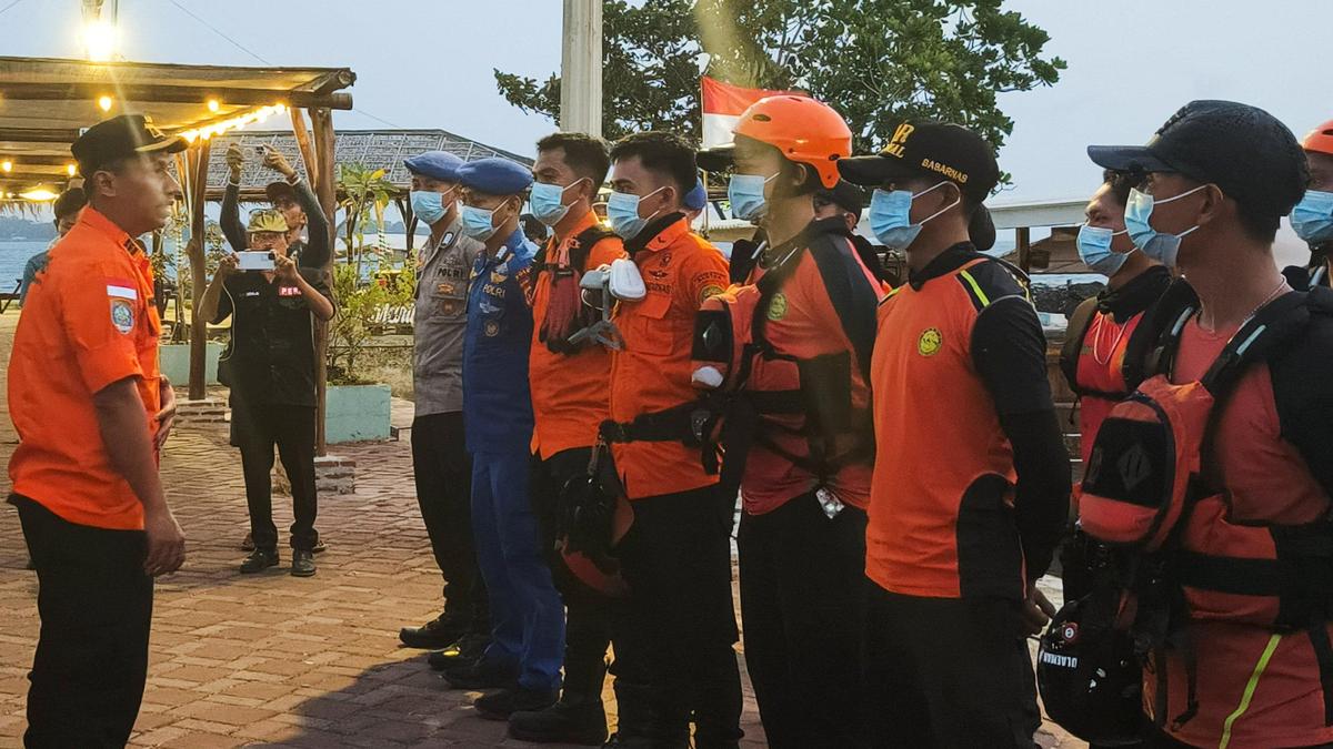 Anak Krakatau çevresinde kaybolan 5 Endonezyalı foto muhabiri aranıyor
