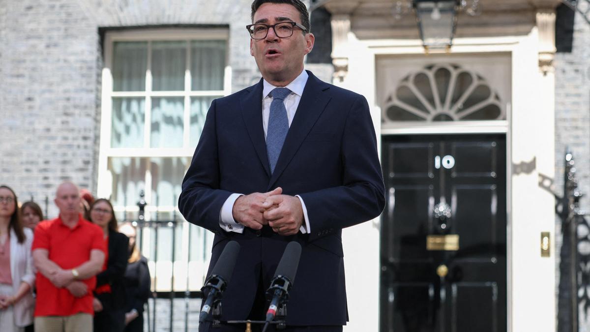 Andy Burnham, Birleşik Krallık'ın Yeni Başbakanı Oldu
