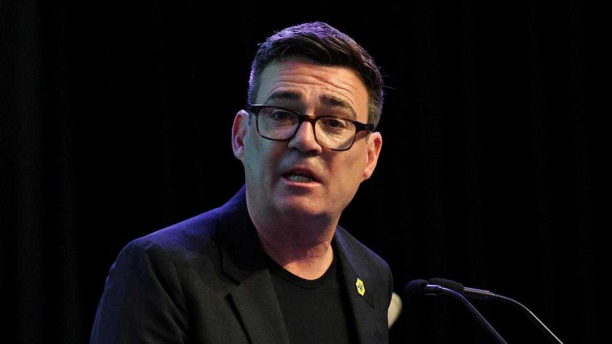 Andy Burnham kritik İngiltere seçimini kazandı, Starmer'a meydan okuma yolu açıldı