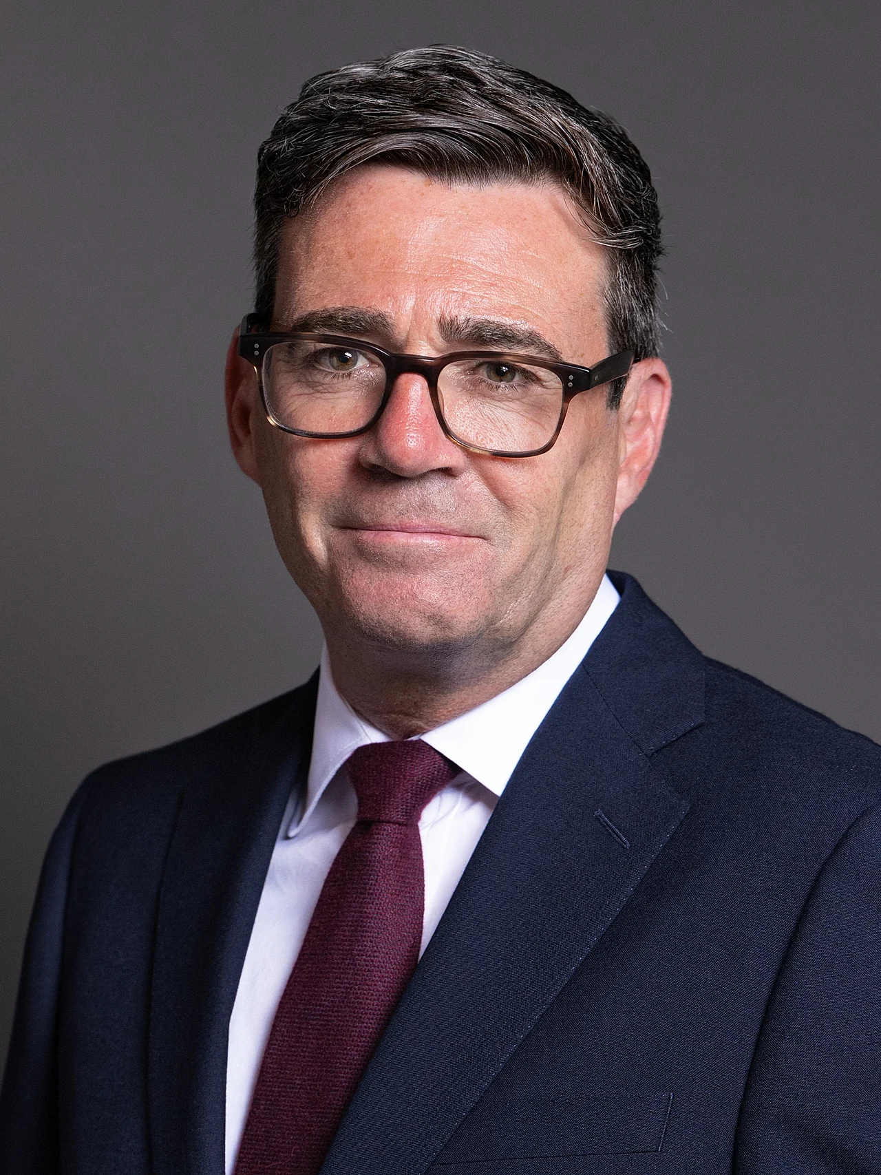 Andy Burnham, taşeron endüstrisini frenleyeceğini açıkladı