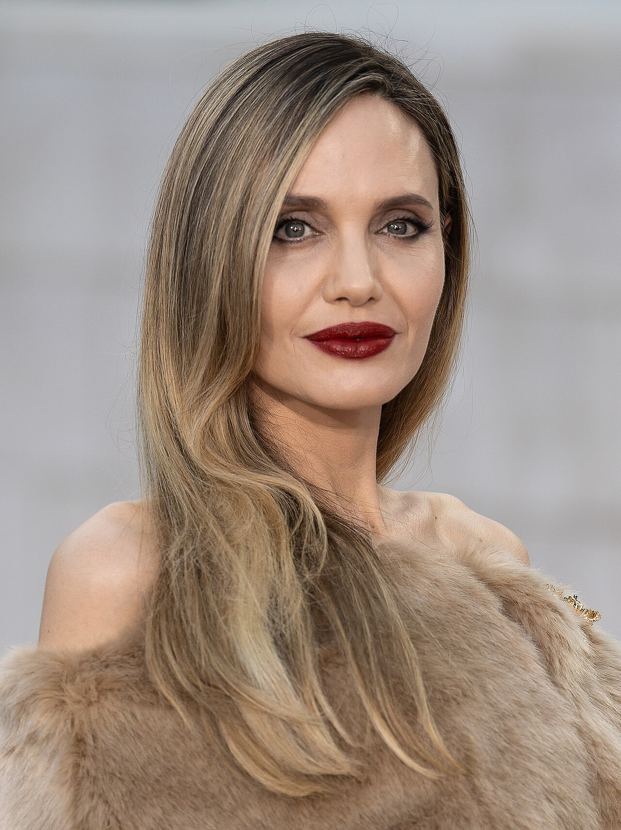 Angelina Jolie Ukrayna'nın Kuzeydoğusunda Boks Kulübünü Ziyaret Etti