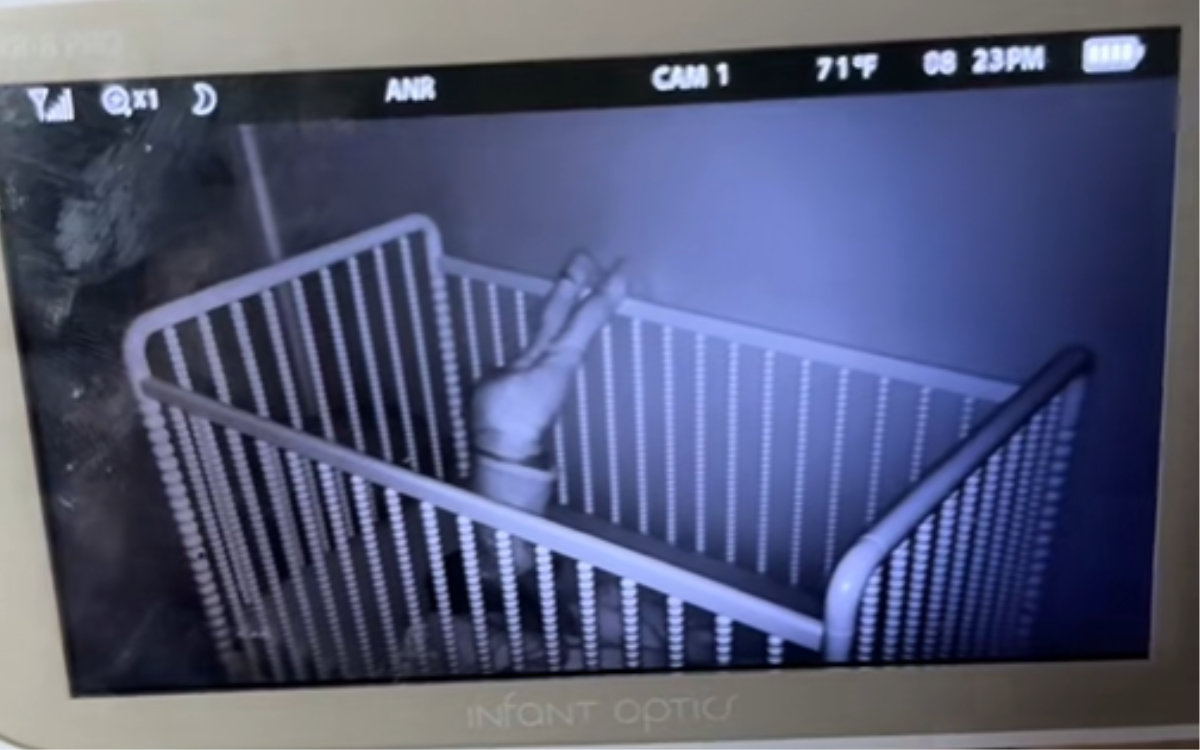 Anne, Bebek Odasından Ses Gelince Kamerayı Açtı ve Şaşırdı