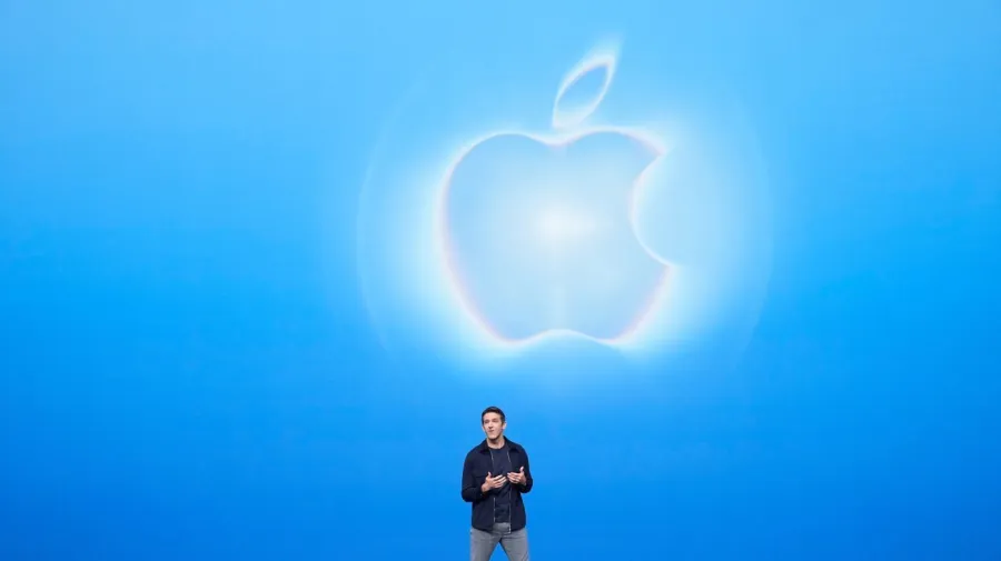 Apple katlanabilir telefonu tanıttı: Ternus sahneye çıktı