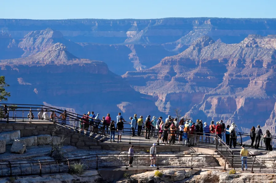 Arizona şirketi, Trump'ın yabancı ziyaretçi ücretine dava açtı