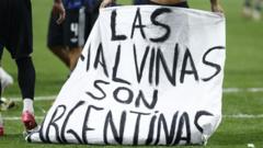 Arjantinli futbolcular Falkland pankartıyla kutlama yaptı