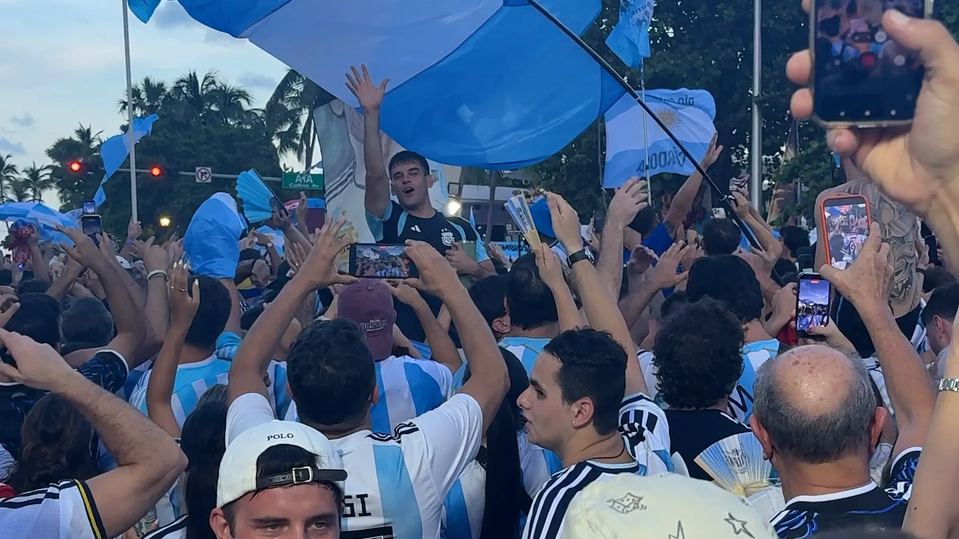 Arjantinli Taraftarlar Miami'yi Kırmızıya Boyadı: Yeşil Burun Adaları Maçı Öncesi