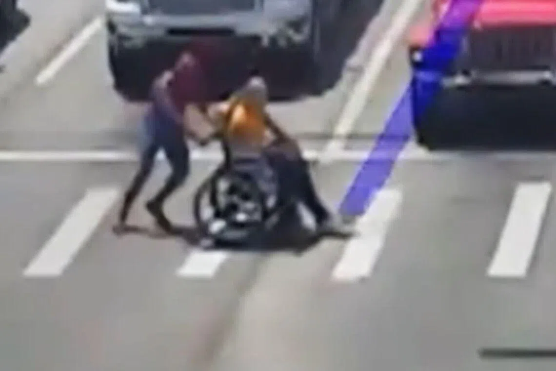 Arkansas'ta Örümcek Adam Kostümlü İyi Kalpli Sürücü Trafikte İmdada Yetişti