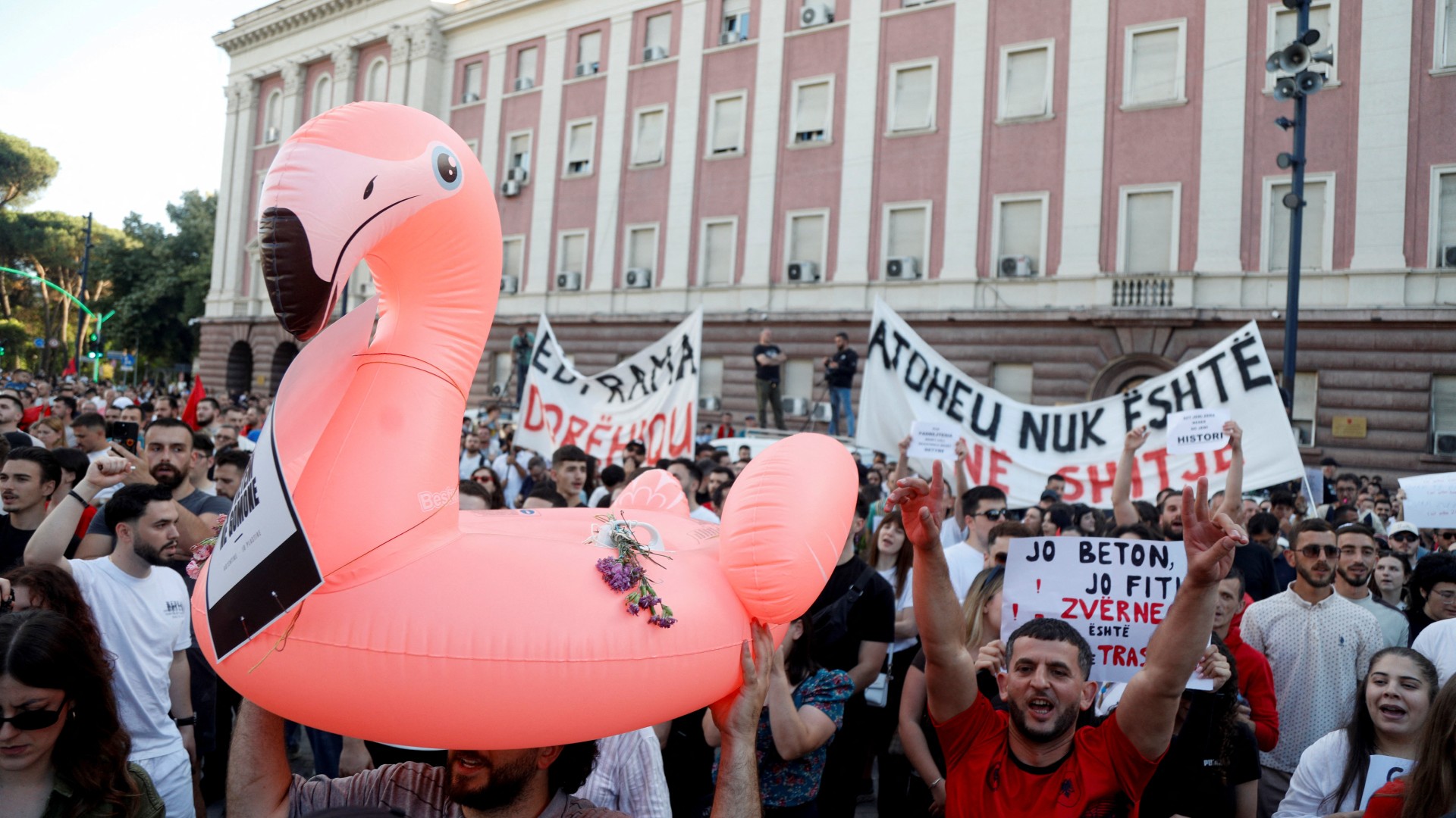 Arnavutlar, Kushner destekli projeyi çevreye tehdit olarak protesto etti