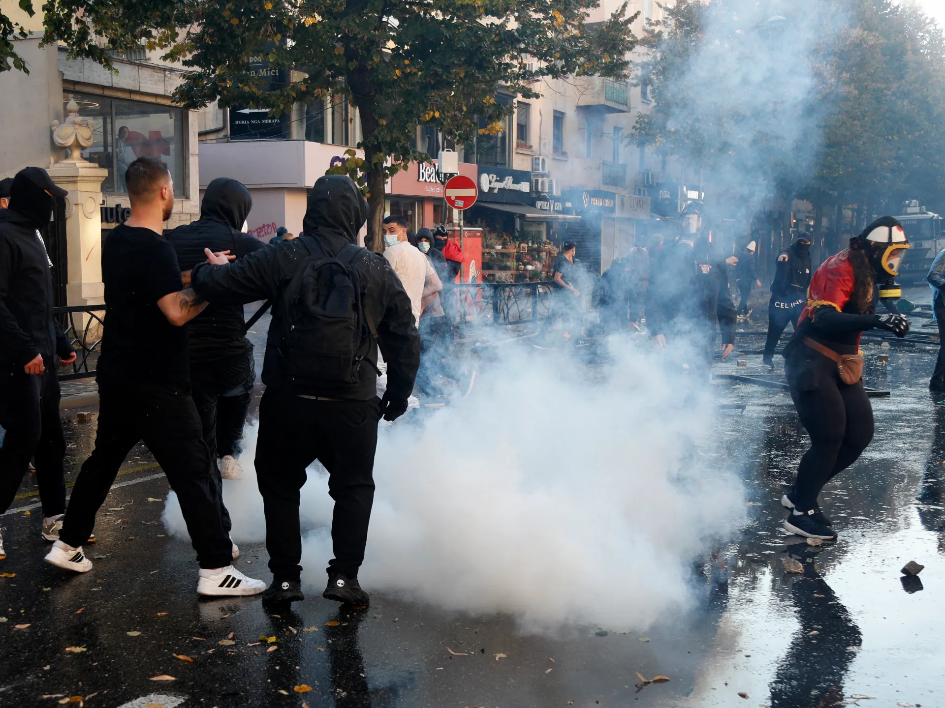 Arnavutluk'ta Eğitim Bakanlığı'na saldırı: Polis göz yaşartıcı gaz kullandı