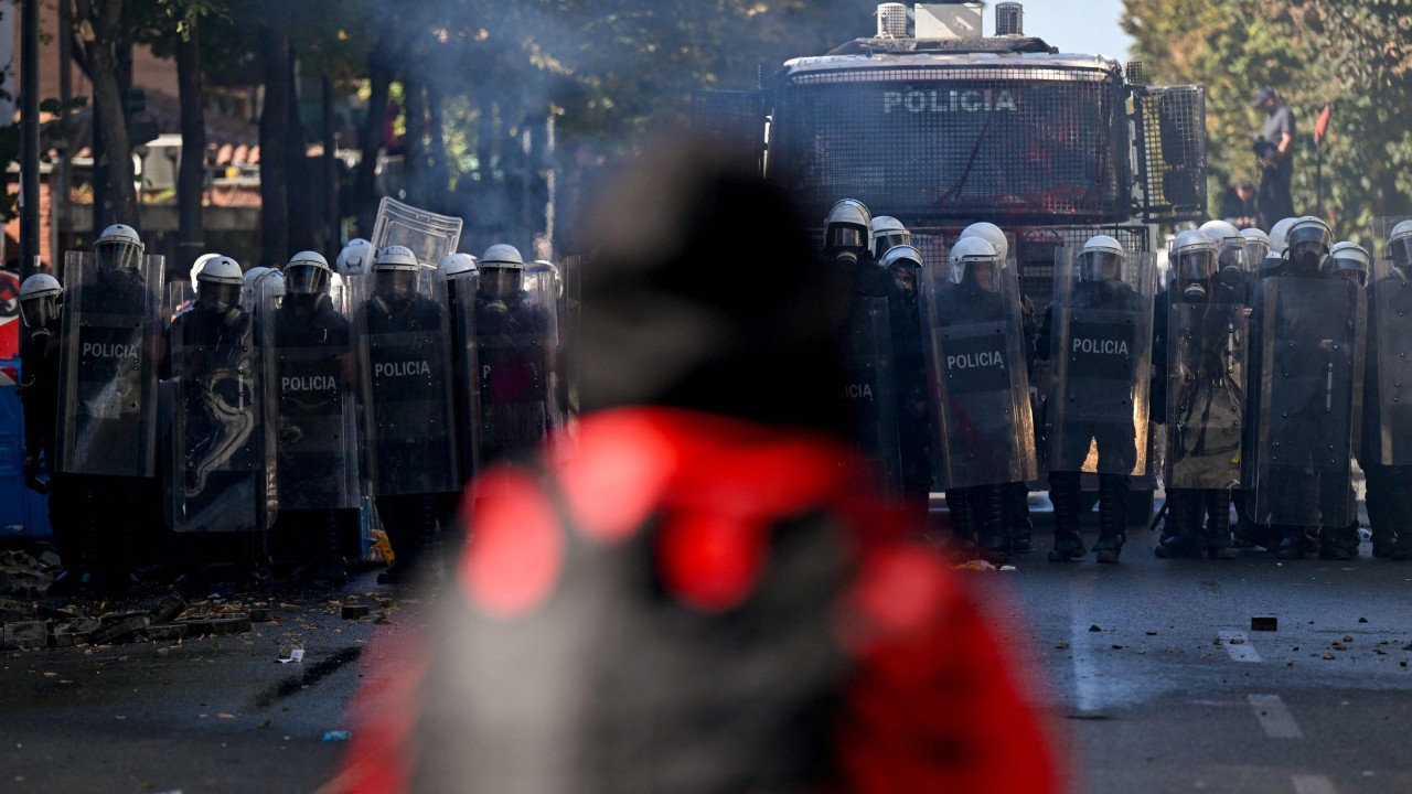 Arnavutluk'ta Öğrenci Eylemlerine Polis Müdahalesi: Başbakan İstifa Çağrısı