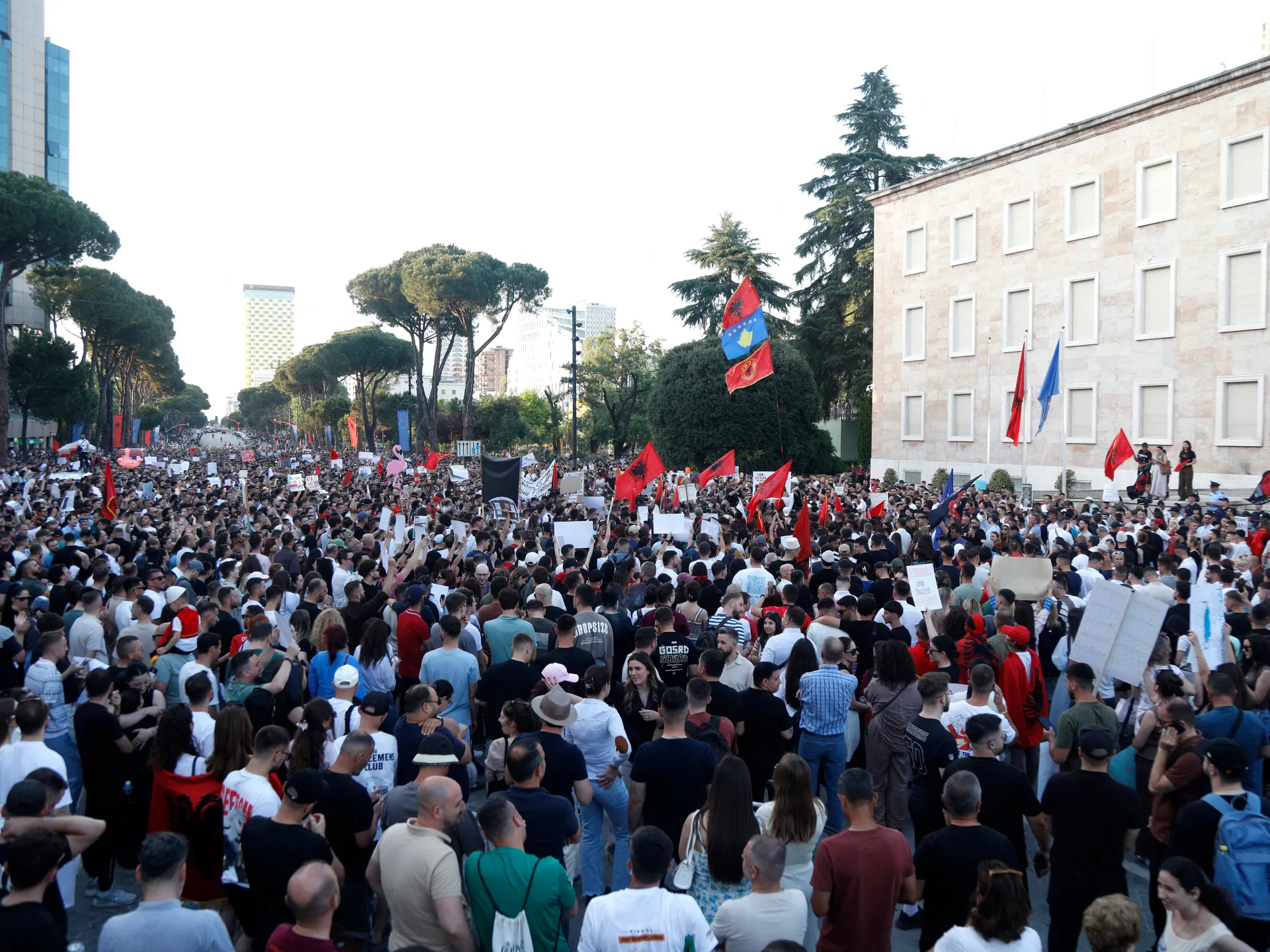 Arnavutluk'ta binlerce kişi Jared Kushner'ın sahil projesini protesto etti