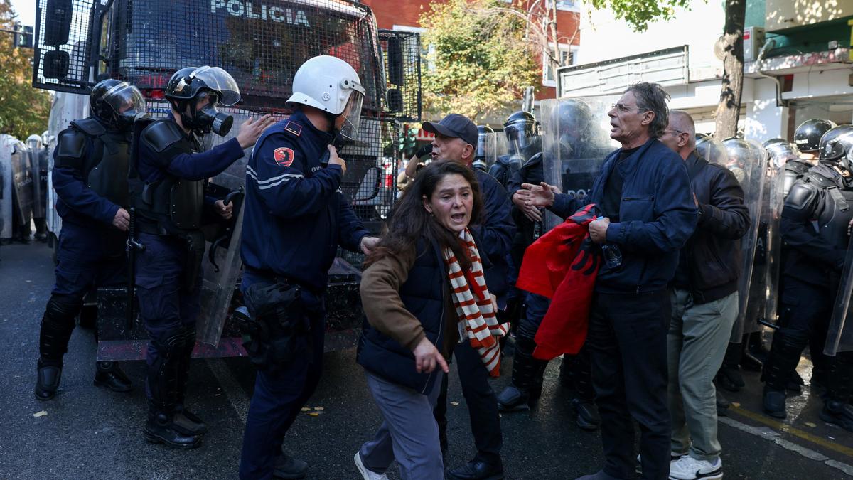 Arnavutluk'ta protestolar altıncı gününde: Başbakan Rama istifa çağrısı