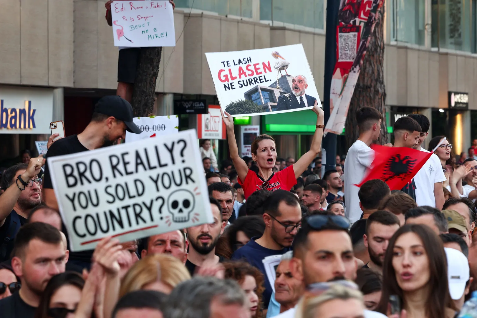 Arnavutluk'ta Trump ve Kushner bağlantılı tatil köyüne protesto
