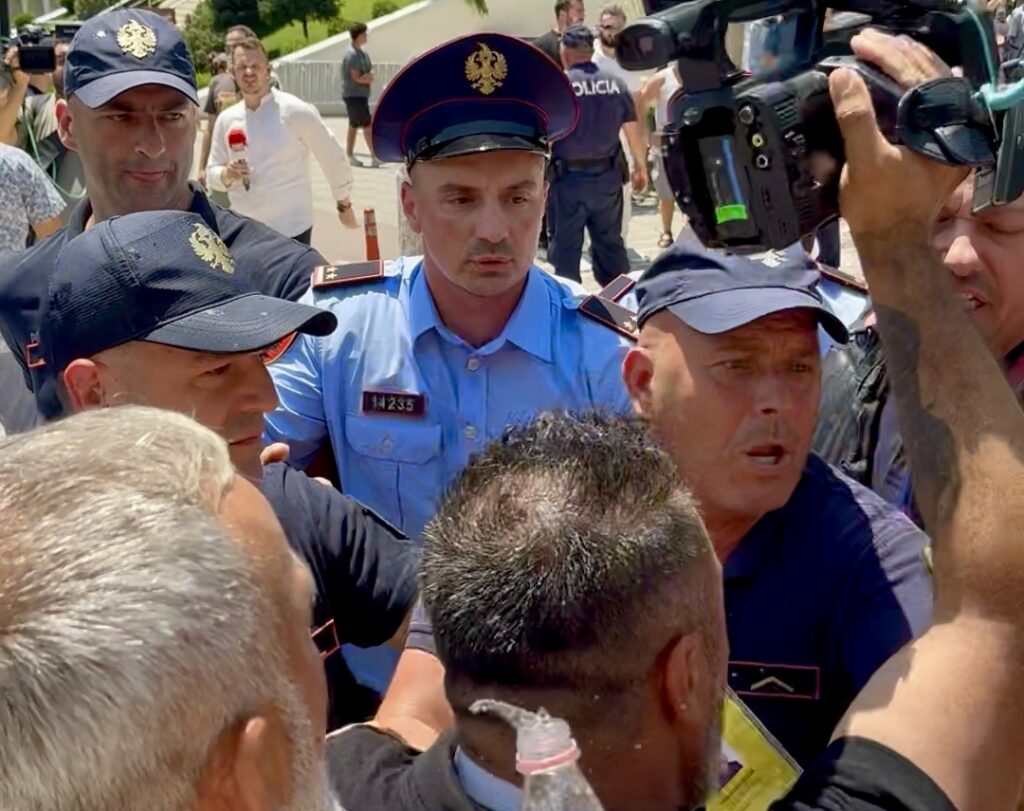 Arnavutluk'ta AB Milletvekilleri Ziyaretinin Ertesi Günü Polis-Protestocu Çatışması